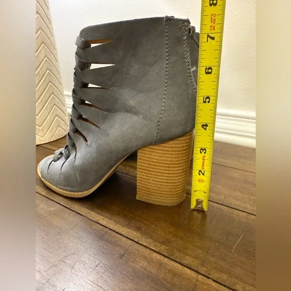 Qupid Gray Heeled Boots size 7.5 - Picture 6 of 10